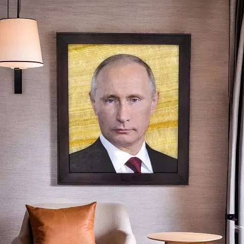 На память: Картина «В.В. Путин» на ониксе в рамке из ясеня