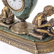 Настольные часы в форме графина с детскими фигурами — фотография 3