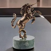 Бронзовая статуэтка «Единорог» на змеевике в подарок — фотография 1
