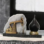 Бронзовая фигурка «Нефтяная качалка с каплей нефти» — фотография 1