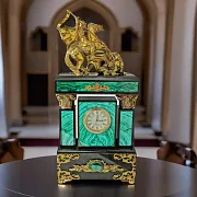 Каминные часы «Георгий Победоносец» из малахита — фотография 1